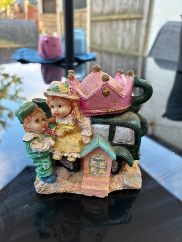 Vintage resin novelty - a,