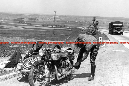F018353 man repairing - f018353, nsu