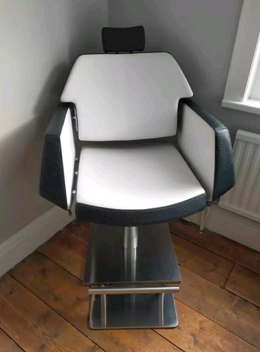 Brows beauty salon - brows, chair
