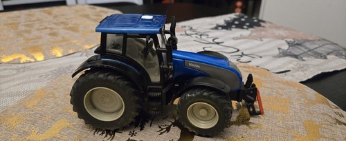 Siku valtra tractor like - 1/32,