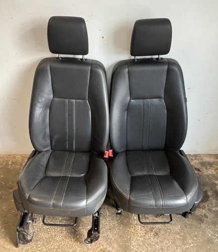 Discovery front seats - 4,