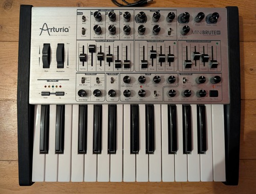 Arturia minibrute analogue - arturia, se
