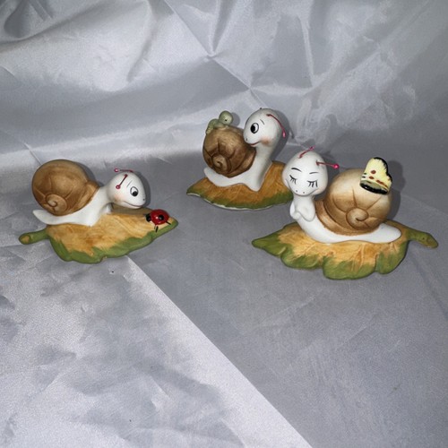 Snails on leaves - ,