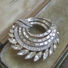 beautiful vintage crown Trifari paste brooch