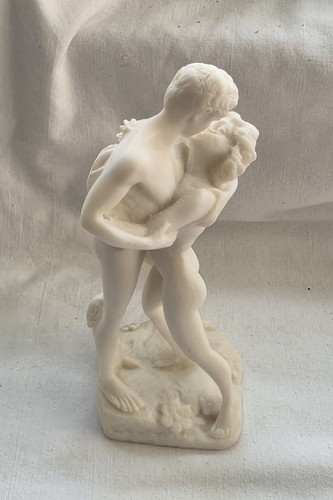 Kissing couple statue - couple, in