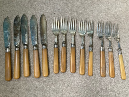 Antique collections knives - of,