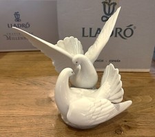 Lladro Pair of Doves Nesting