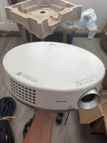 Toshiba tlp et1b lcd projector - tlp-et1b,
