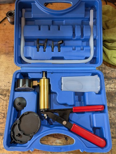 Hand held vacuum pump pressure - hand,