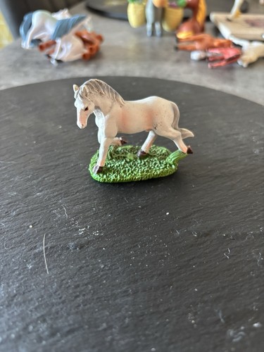 Horse stand small - on,