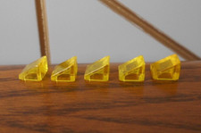 TRANS YELLOW 1x1 slope brick