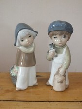 Casades, 2 statuettes, couple of young children in Spanish porcelain 20th century
