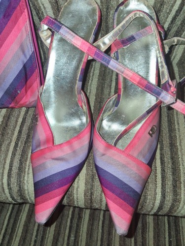 Red dead striped multi - striped, shoe