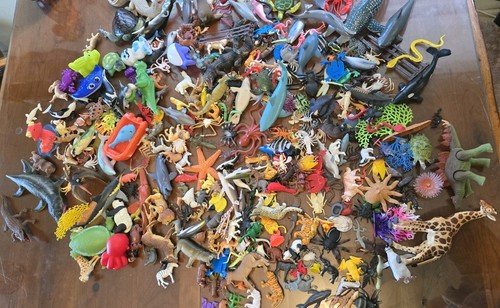 225 animal figurines - animal,
