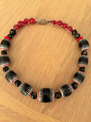 Vintage black white red - black,