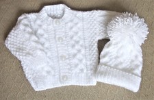 BEAUTIFUL HAND KNIT WHITE ARAN BABY CARDIGAN & HAT AGE APROX 0-3 MTHS BRAND NEW