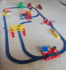 1980'S VINTAGE TOMY TRAIN SET - 57 PIECES-STATION-CROSSING-CRANE-TRUCKS + MORE