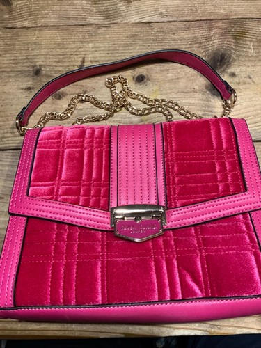 Pink river island shoulder - island,
