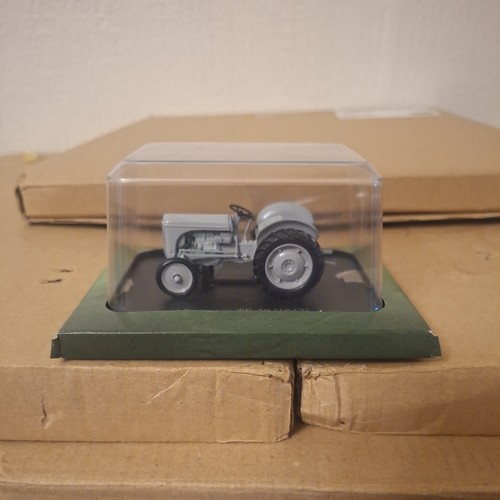 Hachette scale tractor - 1.43,