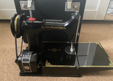 221k Featherweight Singer Sewing Machine 1950. Case  and accessories. 110v