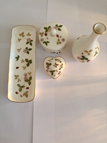 Wedgwood wild strawberry bone - strawberry,