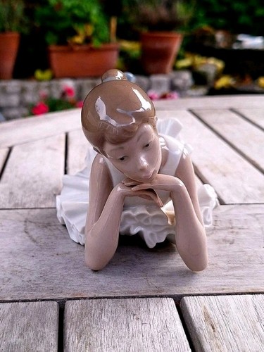 Nao lladro pensive - by,