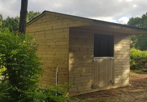 Timber wooden horse stable - timber/,