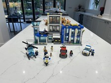 Lego City: 60047 - Police Station (99% complete)