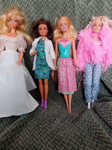 Bundle barbie dolls - a,