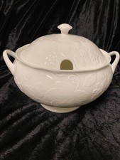 Wedgewood Strawberry and Vine Soup Tureen excellent condition bone chinano ladle