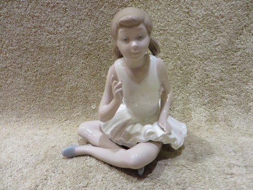 Lladro nao 147 seated ballet - lladro,