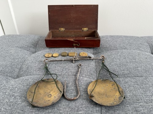 Antique apothecary coin - /,