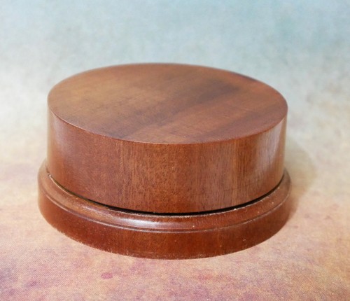 Sapele round wooden display - round,