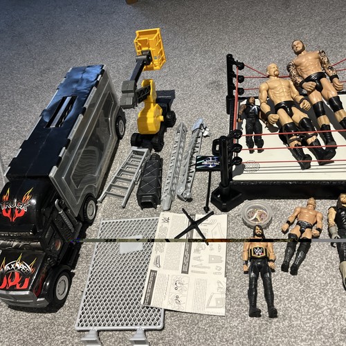 Wwe ring and action figure - wwe,