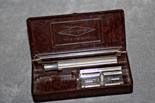 VINTAGE 1940's GILLETTE TECH RAZOR IN BAKELITE CASE
