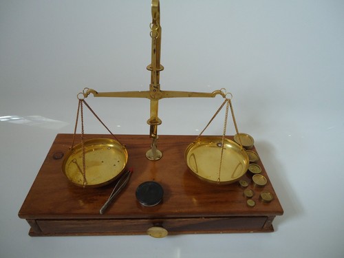Set brass scales wooden - brass, in