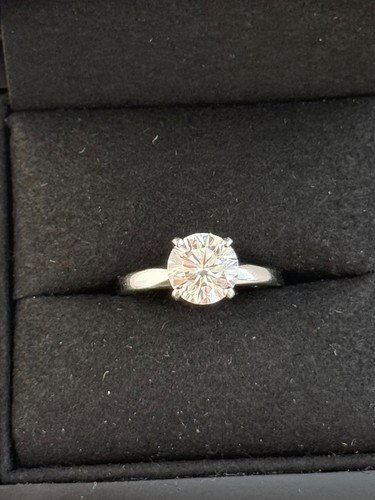 Leo diamond solitaire