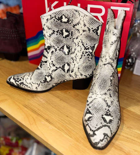 Day white black snakeskin - day,