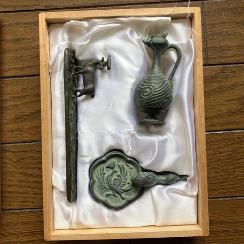 Japanese bronze paperweight - bronze,
