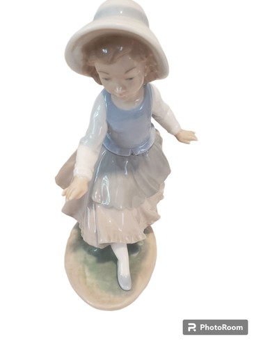 Girl with hoop nao lladro - with,