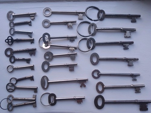 Job lot old vintage keys - /,