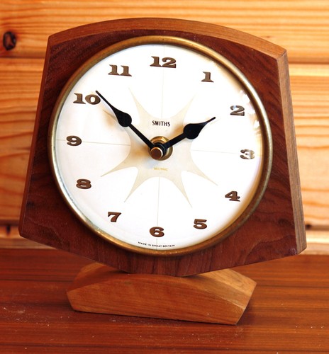 Vintage 17cm smiths mantel - 17cm,