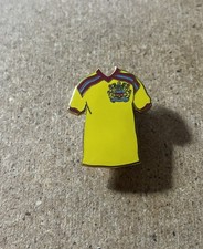 BURNLEY RARE ENAMEL FOOTBALL SUPPORTERS BADGE