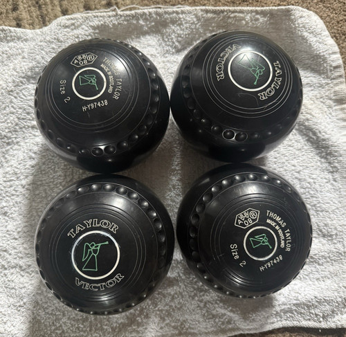 Taylor black lawn bowls set - black,