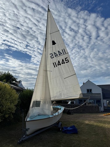 Sailing dinghy - 14,