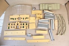 TRIANG HORNBY DUBLO 5083 JOB LOT of TERMINUS or THROUGH STATION SPARE PARTS om