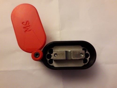 Magazine holder twist - holder, top