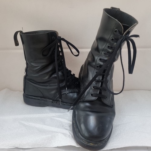 Vintage martens hole - 10,