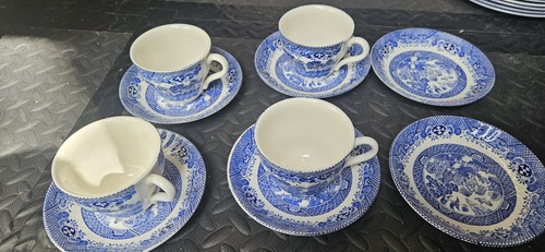 Willow pattern cups saucers - &,