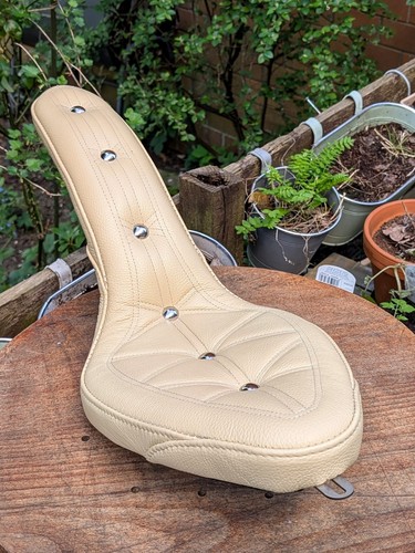 Cobra style seat - cobra, ribbed